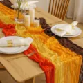 Dettaglio runner da tavola in garza boho con colori sfumati tie-dye per decorazioni. - 90*180cm / Rosso + giallo + arancione + marrone (sfumato)