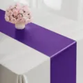 Detalle de camino de mesa de satén morado muestra textura suave para decoración - 30cm*275cm / Púrpura