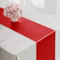 Detalle elegante de camino de mesa rojo satinado sobre tela blanca para decoracion. - 30cm*275cm / Rojo