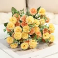 Gros plan détaillé de bouquet de fleurs artificielles jaunes et oranges pour la décoration. - Café Clair