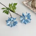 Künstliche blaue Dahlien Blumen mit grünen Blättern, ideale Heimdekoration Requisite. - Blau