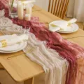 Corsia per tavolo in mussola sfumata boho, bordeaux e bianco decorazione matrimonio. - 90*180cm / Bianco, rosso vino e rosa (sfumato)