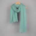 Écharpe en lin et coton vert clair avec bords à franges, idéale pour la protection solaire. - Vert clair