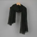 Écharpe noire en coton et lin pour femme, design à franges classique, châle d'hiver chaud. - Noir
