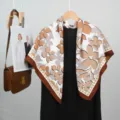 Elegante pañuelo cuadrado grande de seda de 90cm con estampado floral, estilo francés. - Café
