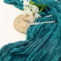 Runner da tavola bohémien in garza blu petrolio con trama stropicciata naturale - 90*180cm / Blu Pavone
