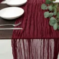 Runner da tavola bordeaux in garza stropicciata boho per decorazioni nuziali rustiche. - 90*180cm / Borgogna