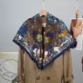 Lujoso pañuelo cuadrado de seda de 90 cm con estampado floral de la selva vintage y borde azul. - Azul marino
