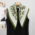 Pañuelo de seda vintage con lunares y camelias, bufanda cuadrada ligera y elegante de primavera. - Verde