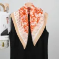 Pañuelo de seda vintage de 68cm con lunares y camelia, bufanda elegante y ligera. - Naranja