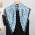 Elegante pañuelo cuadrado azul de mujer con motivo H clásico drapeado en maniquí vista principal - Azul Denim