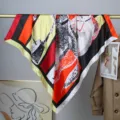 Elegante pañuelo cuadrado grande de satén de 90 cm con estampado ecuestre color-block. - Naranja