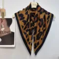 Pañuelo cuadrado con estampado de leopardo clásico para mujeres, elegante pañuelo de moda. - Marrón
