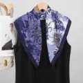 Elegante pañuelo cuadrado de seda azul blanco motivo celeste moda mujer verano. - 68x68cm / Púrpura