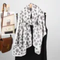 Elegante bufanda chal de algodón y lino con estampado de camelia para mujer, suave y estilo. - Blanco