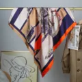 Lujoso pañuelo cuadrado de satén de 90 cm con elegante estampado de caballos y bloques. - Beige