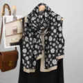 Elegante bufanda negra con estampado de camelia y borde beige, chal elegante de moda. - Negro