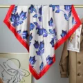 Panuelo cuadrado de saten de seda 90cm elegante borde rojo floral lujo moda - Blanco Roto