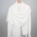 Effen witte modal katoenen sjaal met subtiele glans en een elegant gedrapeerde look - Wit / 180cm
