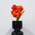 Realistische orangefarbene künstliche Brownie-Tulpe in schwarzer Vase für Wohndekor - Sonnenuntergang Rot