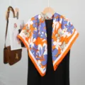 Elegante pañuelo cuadrado de seda 90 cm con vibrante estampado floral naranja morado estilo. - Naranja