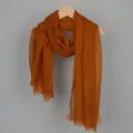 Foulard froissé en lin et coton marron caramel pour femme, châle élégant à franges pour hiver. - Couleur caramel