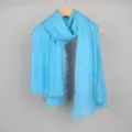 Écharpe femme en coton et lin bleu clair, franges froissées, châle de protection solaire. - Bleu clair