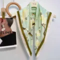 Elegantes bedrucktes quadratisches Halstuch fuer Damen, leichtes Fruehlingsstueck mit gruenem Rand. - Stil 5