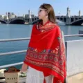 Mujer rojo étnico lino chal playa protección solar pañuelo verano estilo retro versátil - Estilo étnico en rojo con patrón de borde verde / 180cm