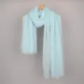 Écharpe légère en coton et lin bleu clair avec franges, châle doux pour automne. - Bleu clair