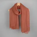Écharpe froissée en coton et lin rouge brique avec franges pour femme automne quotidien. - Rouge Brique