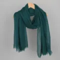 Écharpe froissée en coton et lin vert foncé avec franges effilochées pour la mode femme. - Vert foncé
