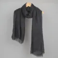 Écharpe froissée en coton et lin gris foncé avec franges, châle d'automne et d'hiver. - Gris foncé