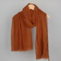 Écharpe marron en coton et lin pour femmes, châle froissé uni et élégant pour automne hiver. - Marron