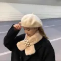 Primer plano de bufanda de invierno de suave piel sintética y boina elegante para mujer. - Albaricoque