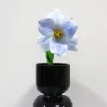 Tulipano artificiale decorativo azzurro in PU al tatto reale in un vaso nero - Blu Ghiaccio