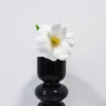 Elegante tulipano artificiale bianco in PU in moderno vaso nero per decorazione casa - Bianco
