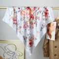 Elegante pañuelo cuadrado de seda blanca con estampados florali étnicos rojos y naranjas. - Blanco / 90x90cm