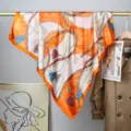Elegante bufanda cuadrada de satén naranja con estampado vintage de cinturones franceses. - Pañuelo Cuadrado / Naranja