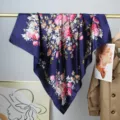 Pañuelo de seda floral azul marino para mujer con elegantes motivos étnicos tradicionales - Azul Marino / 90x90cm