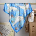 Elegante pañuelo cuadrado de satén azul y blanco 90x90cm con estampado de cadena ecuestre - Pañuelo Cuadrado / Azul