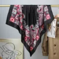 Elegante pañuelo cuadrado de satén negro con estampado paisley en barra dorada - 90x90cm / Negro