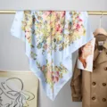 Pañuelo cuadrado de seda azul claro con estampado floral vintage para un estilo elegante. - Azul claro / 90x90cm