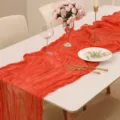 Elegante runner da tavola in garza rossa con trama stropicciata per decoro nuziale - 90*300cm / arancio-rosso