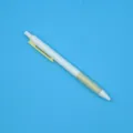 Intrekbare witte balpen met een gele grip en clip op een helderblauwe achtergrond - Gele Houder Balpen / Kogelpunt 1,0 mm / Gele Houder