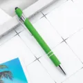 Elegante bolígrafo retráctil de aluminio verde con punta de lápiz táctil capacitiva - Verde (Base Negra)