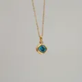 Vue détaillée d'un collier plaqué or avec un pendentif en zircon bleu de forme carrée. - Mars