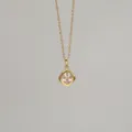 Gros plan d'un collier avec pendentif en forme de losange, zircon clair et plaqué or. - Avril