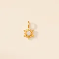 Gros plan détaillé d'un pendentif étoile à huit branches doré avec un zircon central brillant - Avril (Blanc Clair)