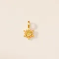Vue détaillée d'un pendentif soleil doré orné d'un zircon central jaune éclatant - Novembre (Couleur Citrine)